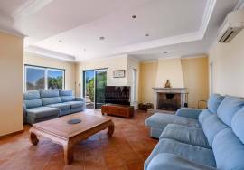 Very private detached 3 bedroom (could be 4) villa with pool, landscaped gardens & sea views. Moncarapacho.