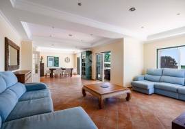Very private detached 3 bedroom (could be 4) villa with pool, landscaped gardens & sea views. Moncarapacho.