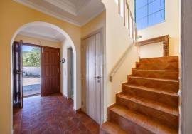 Very private detached 3 bedroom (could be 4) villa with pool, landscaped gardens & sea views. Moncarapacho.