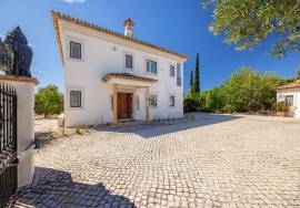 Very private detached 3 bedroom (could be 4) villa with pool, landscaped gardens & sea views. Moncarapacho.