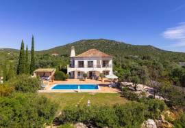 Very private detached 3 bedroom (could be 4) villa with pool, landscaped gardens & sea views. Moncarapacho.