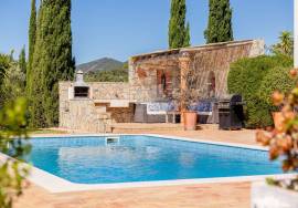 Very private detached 3 bedroom (could be 4) villa with pool, landscaped gardens & sea views. Moncarapacho.
