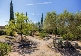 Very private detached 3 bedroom (could be 4) villa with pool, landscaped gardens & sea views. Moncarapacho.