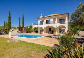 Very private detached 3 bedroom (could be 4) villa with pool, landscaped gardens & sea views. Moncarapacho.