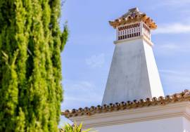Very private detached 3 bedroom (could be 4) villa with pool, landscaped gardens & sea views. Moncarapacho.