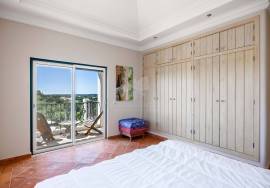 Very private detached 3 bedroom (could be 4) villa with pool, landscaped gardens & sea views. Moncarapacho.