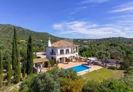 Very private detached 3 bedroom (could be 4) villa with pool, landscaped gardens & sea views. Moncarapacho.