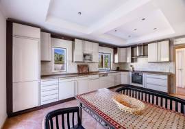 Very private detached 3 bedroom (could be 4) villa with pool, landscaped gardens & sea views. Moncarapacho.