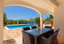 Very private detached 3 bedroom (could be 4) villa with pool, landscaped gardens & sea views. Moncarapacho.