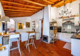 Detached split level 5 bedroom farmhouse with large pool, workshop & 7,920 m² plot in quiet country location, Olhão