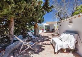 Detached split level 5 bedroom farmhouse with large pool, workshop & 7,920 m² plot in quiet country location, Olhão