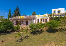 Detached split level 5 bedroom farmhouse with large pool, workshop & 7,920 m² plot in quiet country location, Olhão