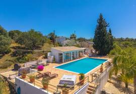 Detached split level 5 bedroom farmhouse with large pool, workshop & 7,920 m² plot in quiet country location, Olhão