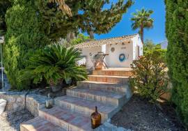 Detached split level 5 bedroom farmhouse with large pool, workshop & 7,920 m² plot in quiet country location, Olhão