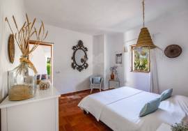 Detached split level 5 bedroom farmhouse with large pool, workshop & 7,920 m² plot in quiet country location, Olhão
