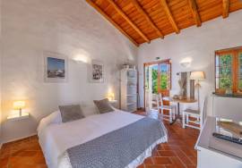 Detached split level 5 bedroom farmhouse with large pool, workshop & 7,920 m² plot in quiet country location, Olhão