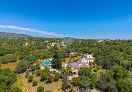 Detached split level 5 bedroom farmhouse with large pool, workshop & 7,920 m² plot in quiet country location, Olhão