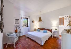 Detached split level 5 bedroom farmhouse with large pool, workshop & 7,920 m² plot in quiet country location, Olhão