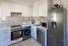 Renovated 2-Bedroom Apartment with Balcony in Montechoro, Minutes from Albufeira Beach