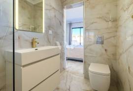 Renovated 2-Bedroom Apartment with Balcony in Montechoro, Minutes from Albufeira Beach