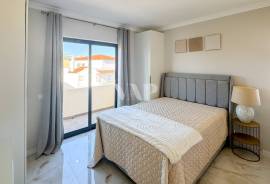 Renovated 2-Bedroom Apartment with Balcony in Montechoro, Minutes from Albufeira Beach