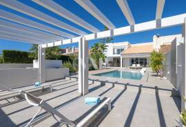4 Bedroom Villa with Private Pool in Vilamoura – Modern Design and Spacious Areas