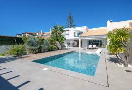4 Bedroom Villa with Private Pool in Vilamoura – Modern Design and Spacious Areas