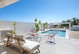 4 Bedroom Villa with Private Pool in Vilamoura – Modern Design and Spacious Areas