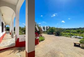 8-Bedroom House for Renovation in Semino, Near Quarteira