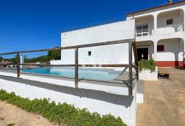 8-Bedroom House for Renovation in Semino, Near Quarteira
