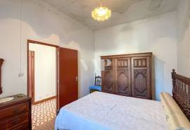 8-Bedroom House for Renovation in Semino, Near Quarteira