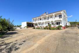 8-Bedroom House for Renovation in Semino, Near Quarteira