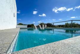 8-Bedroom House for Renovation in Semino, Near Quarteira
