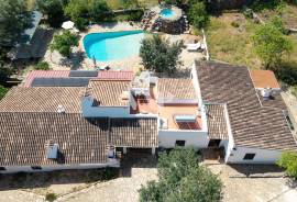 Single-Storey 3+1 Bedroom Villa with Pool and Rustic Charm in Salir