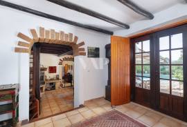 Single-Storey 3+1 Bedroom Villa with Pool and Rustic Charm in Salir