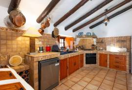 Single-Storey 3+1 Bedroom Villa with Pool and Rustic Charm in Salir