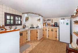 Single-Storey 3+1 Bedroom Villa with Pool and Rustic Charm in Salir