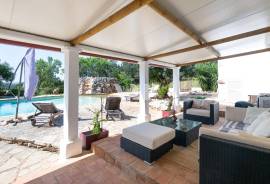 Single-Storey 3+1 Bedroom Villa with Pool and Rustic Charm in Salir