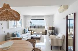 Top Floor 2 bed Apartment with Ocean View