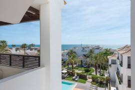 Top Floor 2 bed Apartment with Ocean View