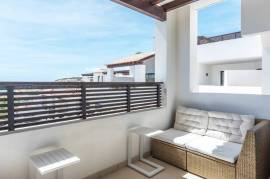 Top Floor 2 bed Apartment with Ocean View