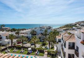 Top Floor 2 bed Apartment with Ocean View