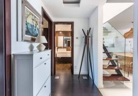Top Floor 2 bed Apartment with Ocean View