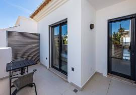 Top Floor 2 bed Apartment with Ocean View