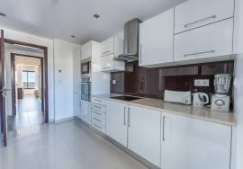 Top Floor 2 bed Apartment with Ocean View