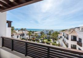 Top Floor 2 bed Apartment with Ocean View