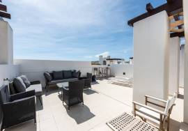 Top Floor 2 bed Apartment with Ocean View