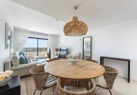 Top Floor 2 bed Apartment with Ocean View