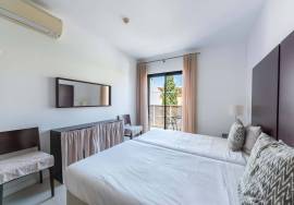 Top Floor 2 bed Apartment with Ocean View