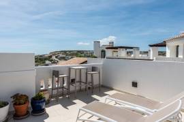Top Floor 2 bed Apartment with Ocean View
